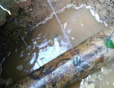 龙沙楼顶渗水维修公司分享下地暖漏水的原因及检测方法。